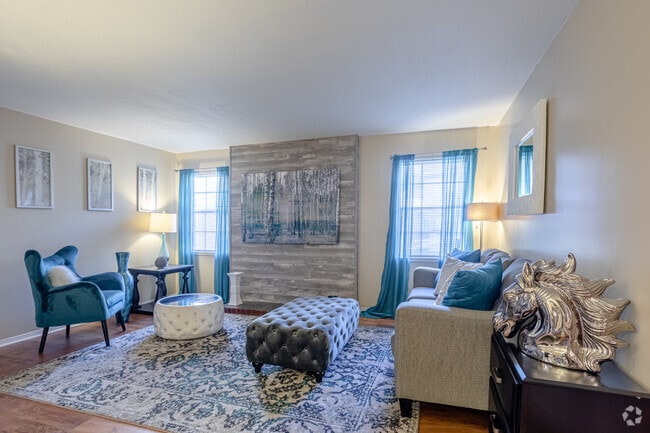 2BR, 2BA - 986SF