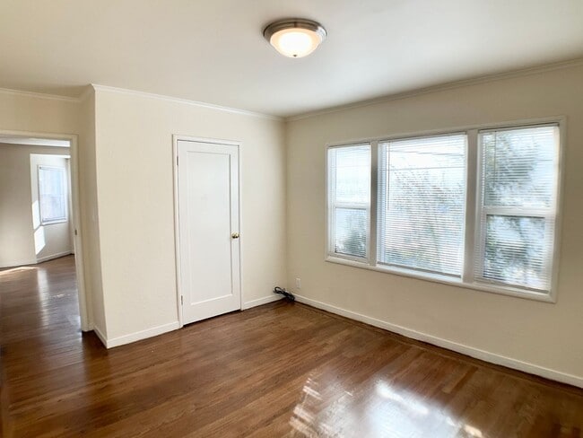 Photo - RENOVATED Top Floor. DISHWASHER! ON-SITE LAUNDRY! HARDWOOD! Unit 738