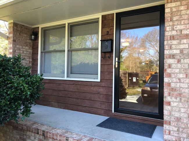 Porche delantero - 901 N Greensboro St Unidad Apt E