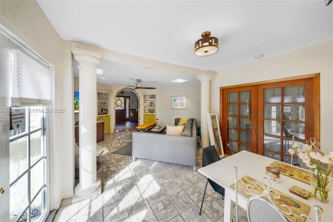 Photo - 1840 Tigertail Ave