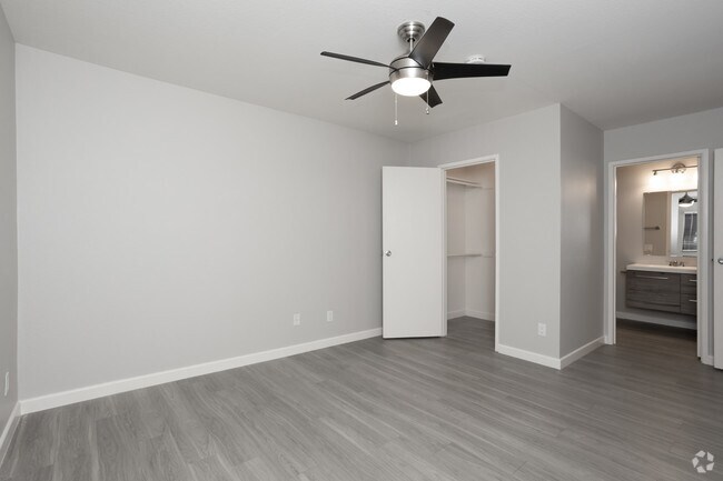 2BR, 2BA - 986 SF
