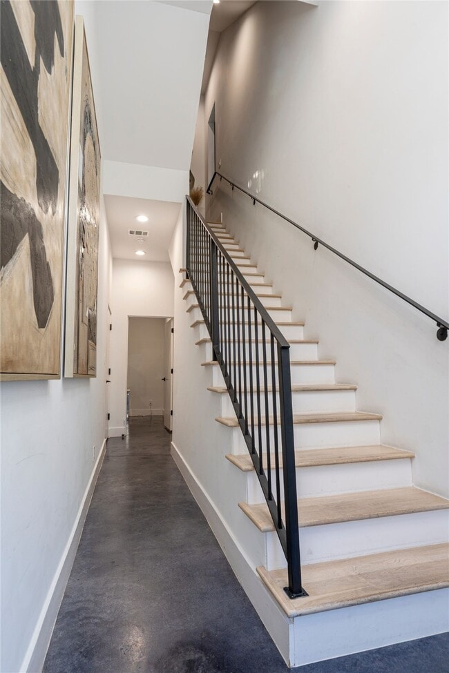 Photo - 709 Memorial Heights Dr