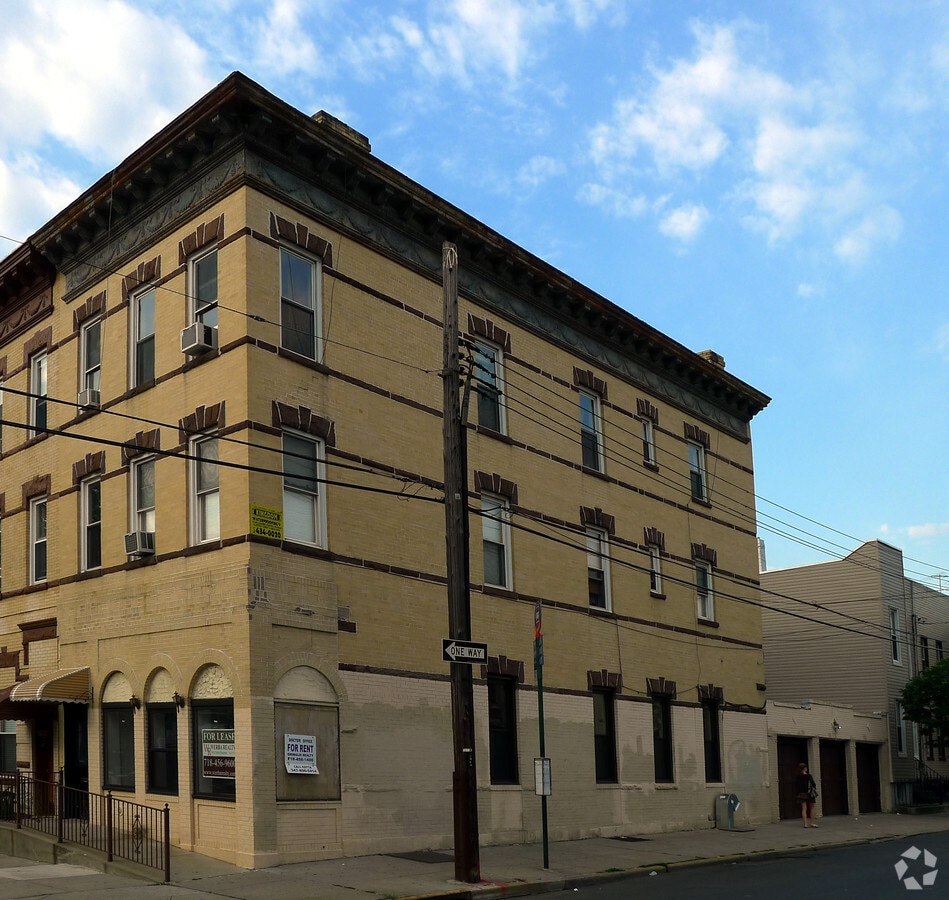 Photo - 67-02 60th St