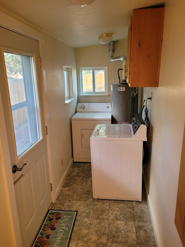 Photo - 325 W 2nd St