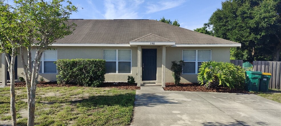 590 Pasaje Ave