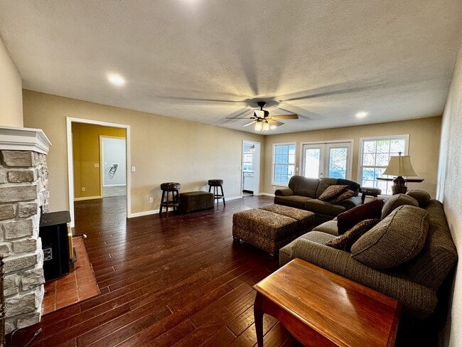 Photo - 302 Bluebird Ct