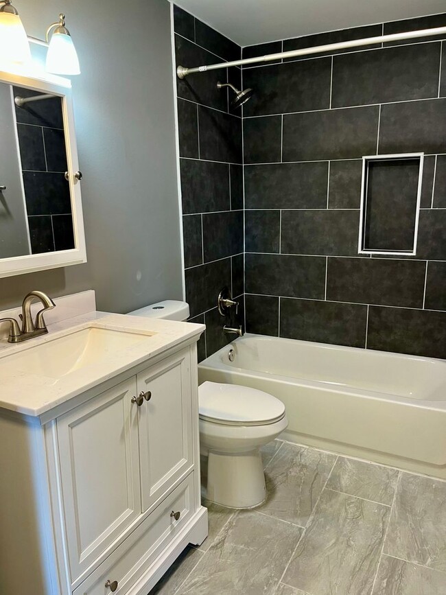 Photo - 823-825 Oak St Unit #3