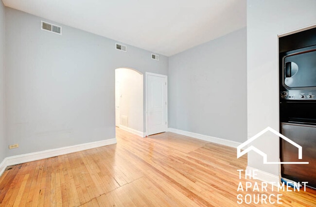 Building Photo - 907 W Belmont Ave Unit 2F Rental