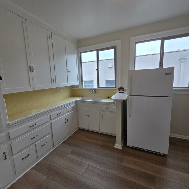 Photo - Boutique Apartment building in the mid-Wilshire Unit 734 S Detroit St # 4