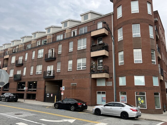 Building Photo - 360 S Elm St Unit 103