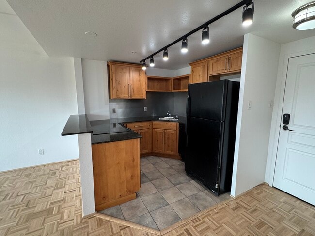 Building Photo - 417 E Kiowa Unit 405