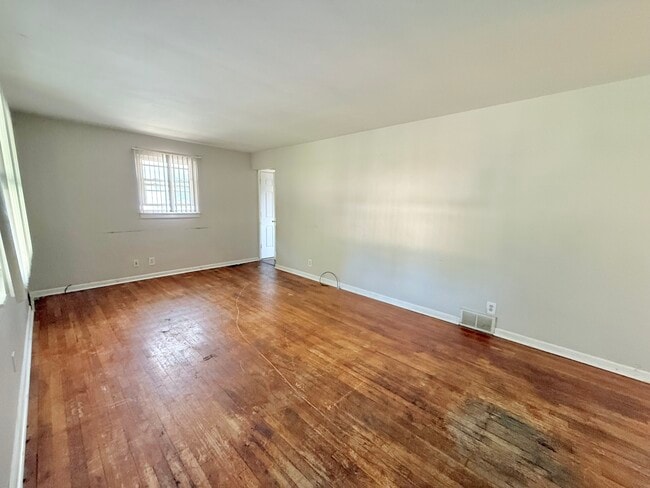 Living Room - 532 N Dunlap Ave