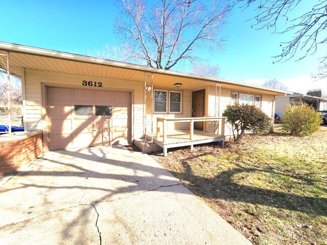 Building Photo - Easy access to Shopping and Highways!