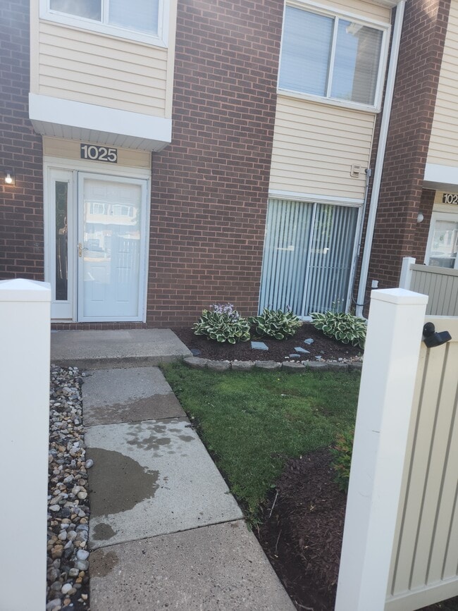 Front Door - 1025 Oaklyn Ct Unit 1025