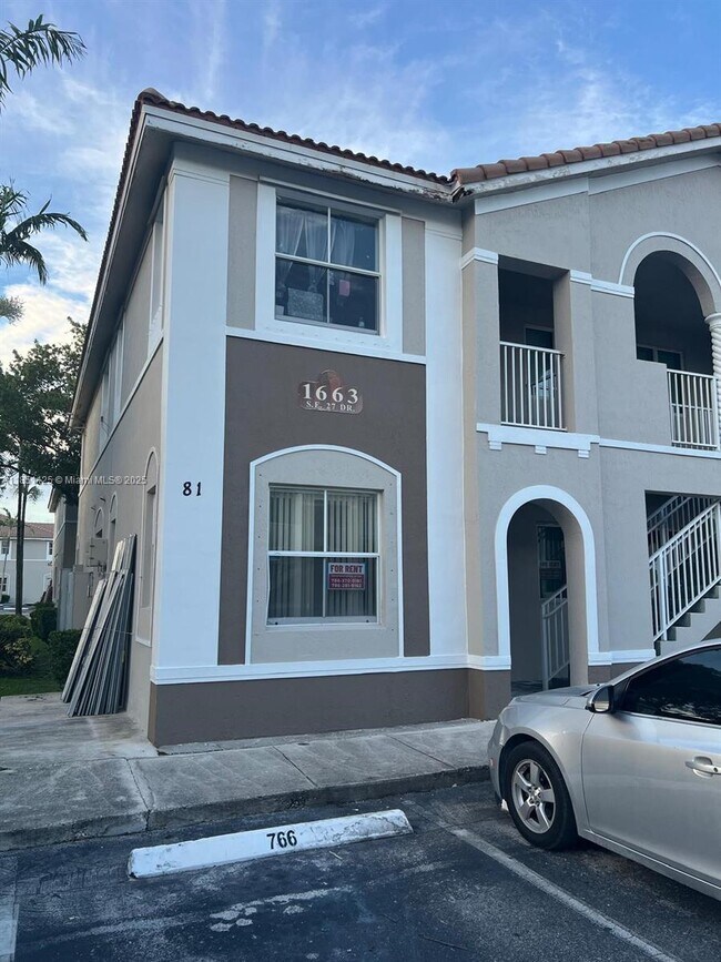 Building Photo - 1663 SE 27th Dr Unit 100 Rental