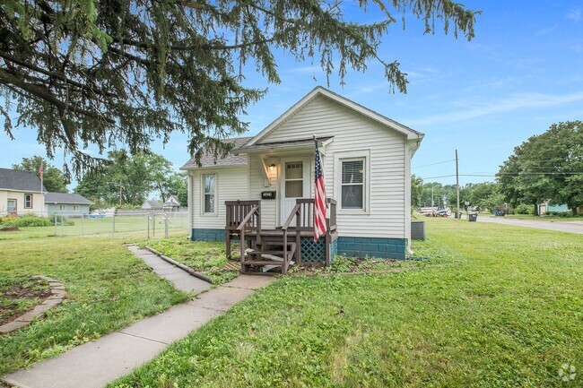 Building Photo - Quaint and Cozy One Bedroom Furnished Home...