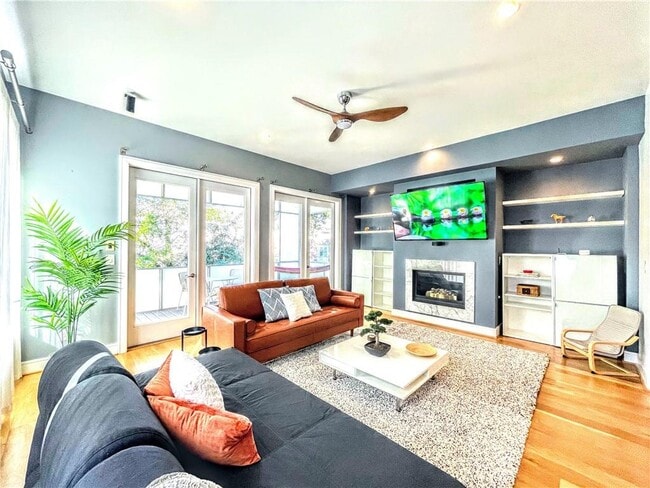 Photo - 211 Marion Pl NE