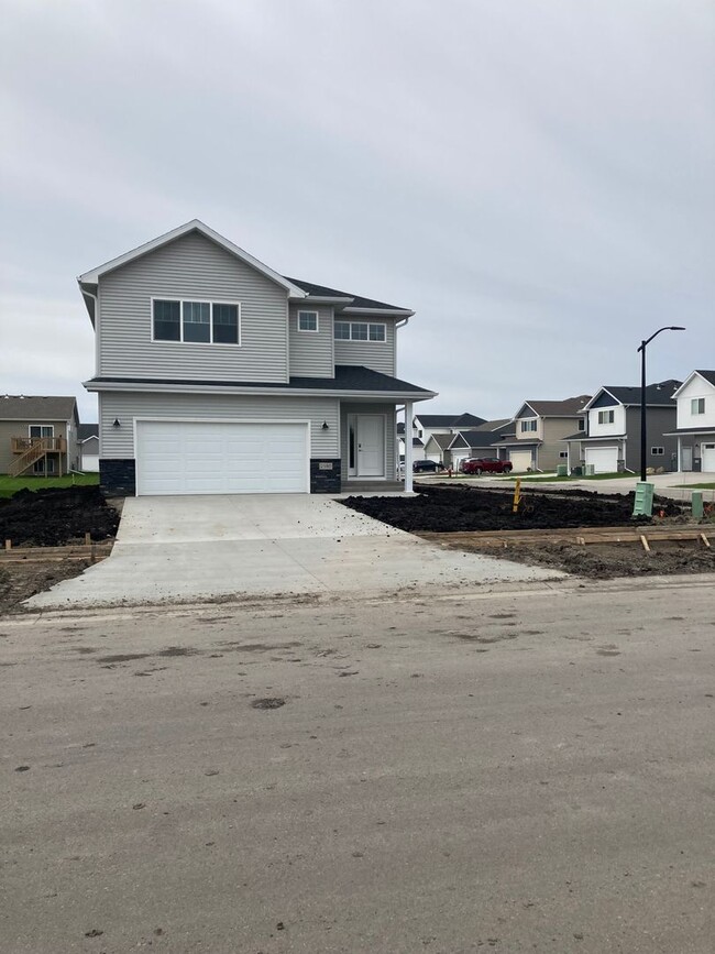 Building Photo - 4 Bed 2 Bath Single Family Home