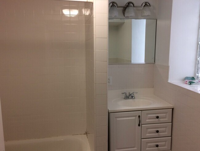 Images are representative samples of the advertised unit. Actual units shown during tours may differ