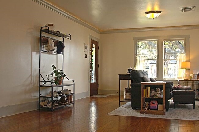 Photo - 735 E 12th St