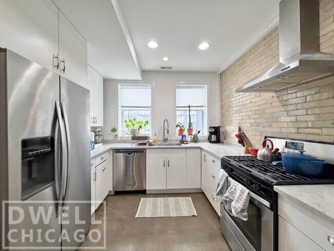 Building Photo - 2121 N Albany Ave Unit G