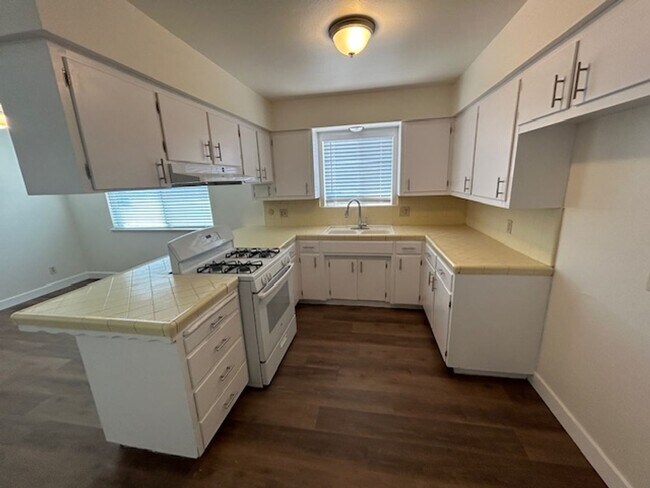 Photo - 1986 E Ash Ave