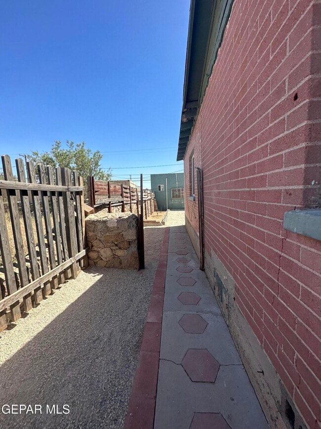 Building Photo - 4640 La Luz Ave Unit B