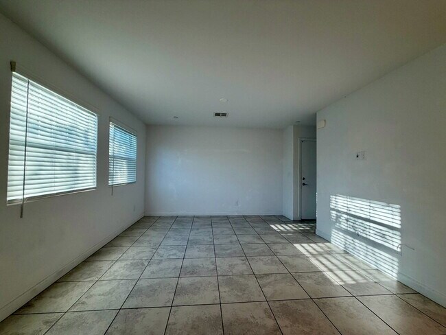 Photo - 3 BED 2.5 BATH 2 CAR GARAGE TOWNHOUSE IN CADENCE HENDERSON WITH LOFT