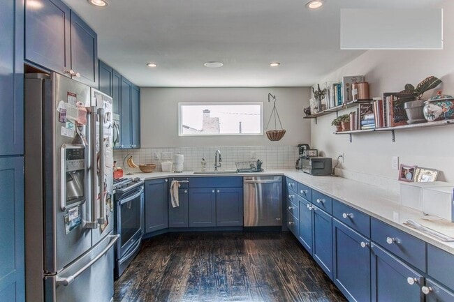 Building Photo - 2025 E Lombard St Unit 2