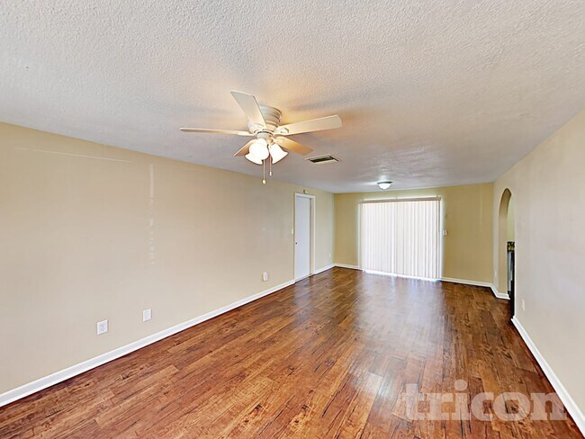 Photo - 8213 Greenleaf Cir