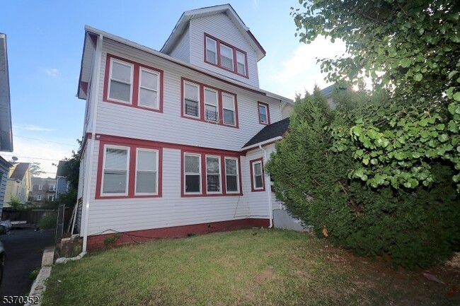 Building Photo - 176 Shephard Ave Unit 1 Rental