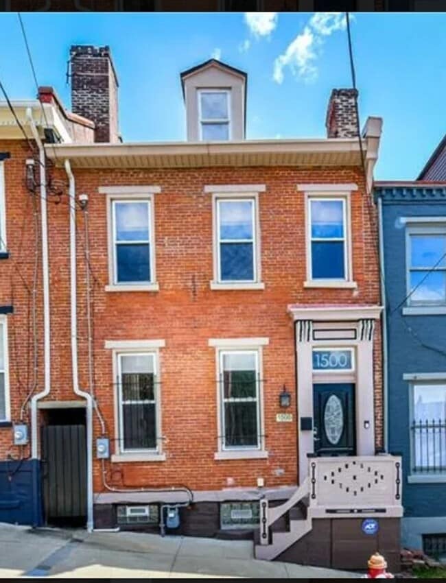 Building Photo - Gorgeous 3 bedroom townhome in Pittsburgh's Fineview Neighborhood