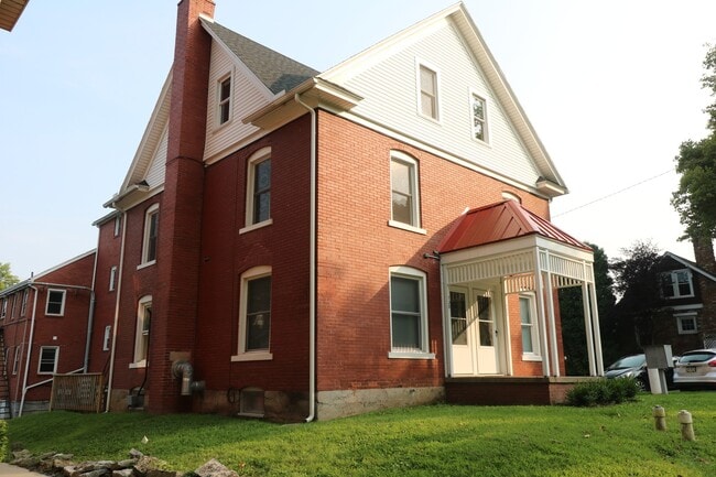 Building Photo - Spacious One bedroom Apartment 4 blocks fr... Unit 10