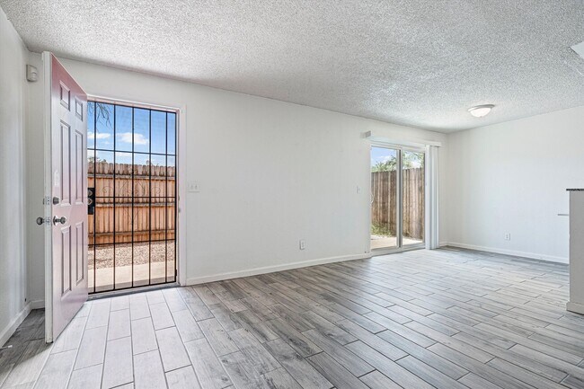Photo - AVAILABLE NOW! Unit 3052 Edith