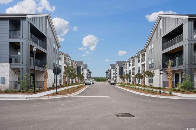 Building Photo - 331 Pickwick Dr Unit B2