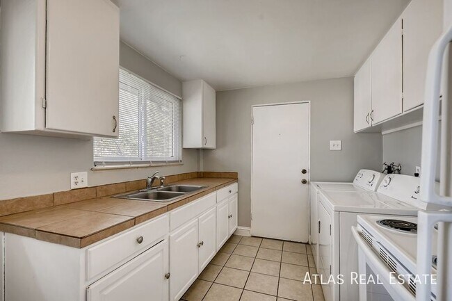 Photo - 1379 Lansing St Apartment