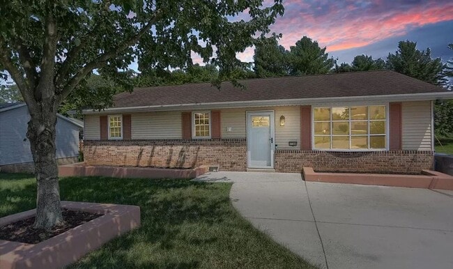 Building Photo - 1140 Loop Dr