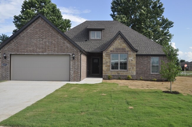 Building Photo - QUIET NEIGHBORHOOD - CORNER LOT - LARGE BACKYARD