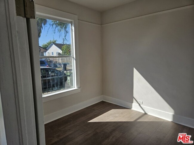 Photo - 259 E 84th Pl