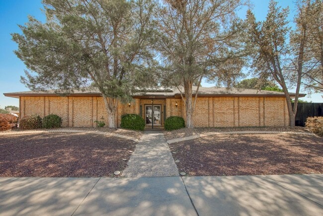 Building Photo - Stunning eastside rental in highly desirable area!