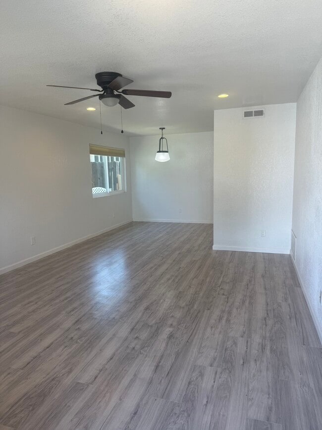 Photo - 1820 Marigold Ln