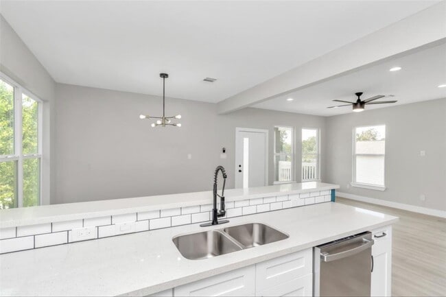 Photo - 819 E 40th St