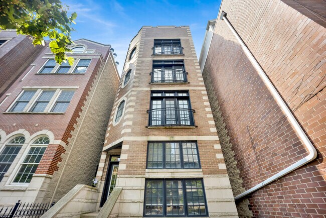 Building Photo - 911 W Roscoe St Unit 4 Rental