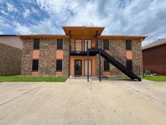Building Photo - 1701 Benttree Dr