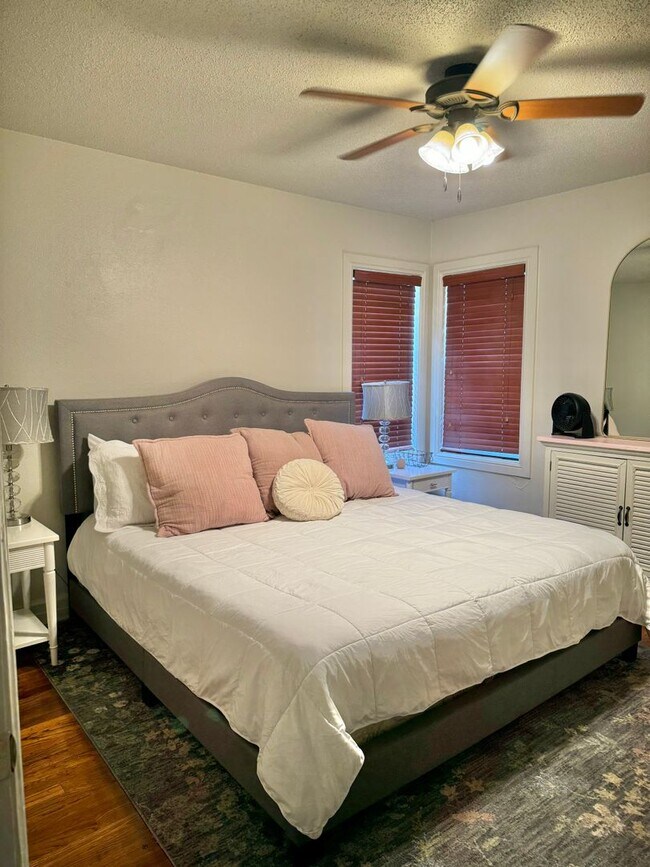 Photo - Available Now ! Unfurnished $1600.00 or Fully furnished $2000.00