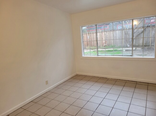 Photo - 2864 Fordham St