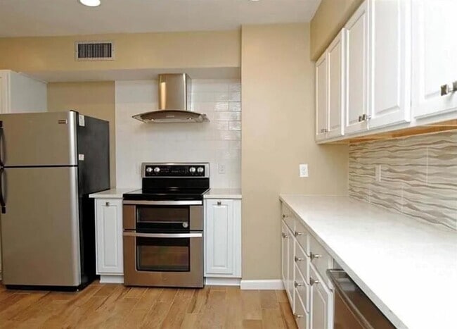 Building Photo - 2700 Bellefontaine Unit A31-32 Rental