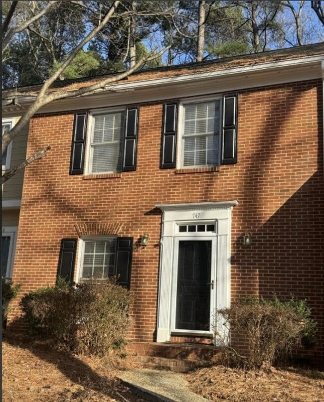 Building Photo - Spacious and inviting 3-bedroom