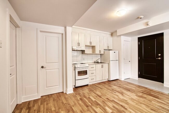 Photo - 4920 Clanranald Avenue Unité 001B