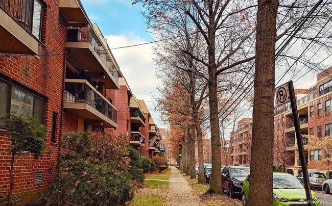 Building Photo - 71-38 162nd St Unit 2 Rental